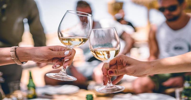 You are currently viewing 8 Types of White Wines | Explained !