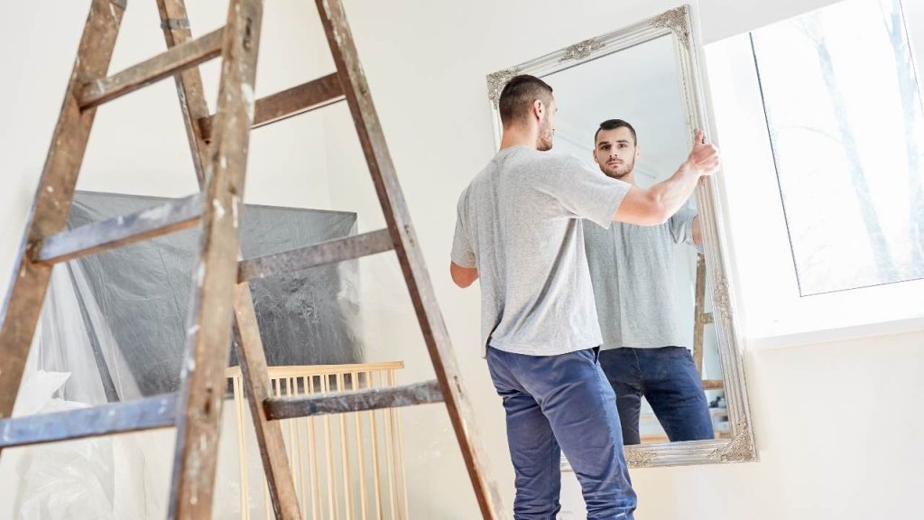 How to hang a mirror on the wall(1)