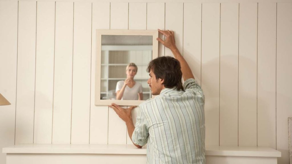 How to hang a mirror on the wall(2)